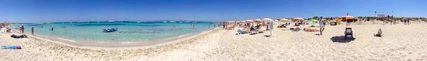Formentera, Spanien - juni 2015: Turister njuta av underbar ö b — Stockfoto