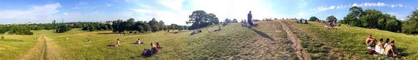 Londra - Haziran 2015: Turist zevk şehir manzaralı Hill pano — Stok fotoğraf