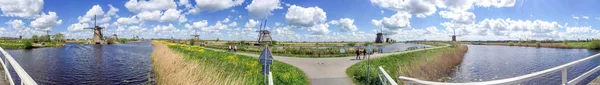 Kinderdijk, Hollandia - április 2015-ig: Turista látogasson el a híres — Stock Fotó