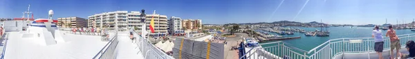 Ibiza, İspanya - Haziran 2015: Turist yürüyüş şehir limanında panora — Stok fotoğraf