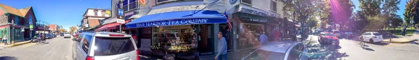 BAR HARBOUR, MAINE - OCTUBRE 2015: Turistas por las calles de la ciudad . — Foto de Stock