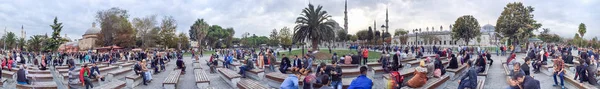 ISTANBUL - OCTUBRE 2014: Turistas en Sultanahmet. Attra de Estambul — Foto de Stock