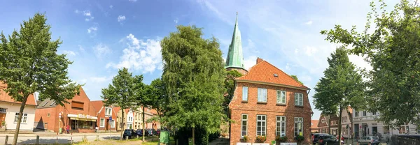 TRAVEMUNDE, GERMANY - JULY 2016: Tourists visit city center. Tra — Stock Photo, Image