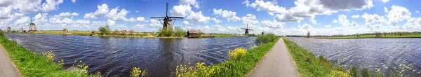 Doğal yel, panoramik görünümü - Hollanda değirmenleri — Stok fotoğraf