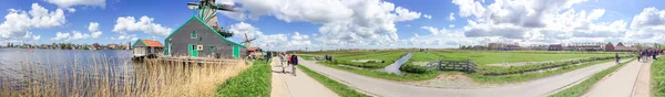 Zaanse Schans, Nederländerna - April 2015: Turister besöker famo — Stockfoto