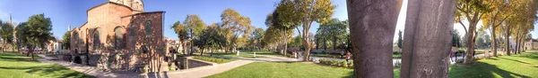 ISTANBUL - OCTOBER 2014: Tourists visit city park. Istanbul attr — Stock Photo, Image