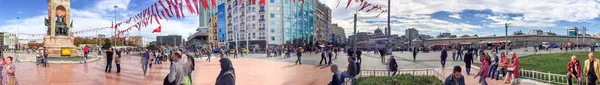 Istanbul - oktober 2014: Turister i Taksim-torget. Istanbul att — Stockfoto