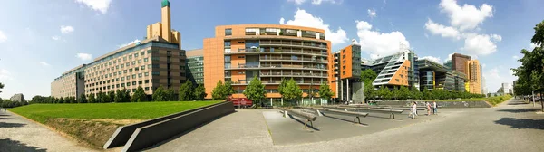 BERLÍN, ALEMANIA - JULIO 2016: Los turistas visitan Potsdamer Platz. Ber. —  Fotos de Stock