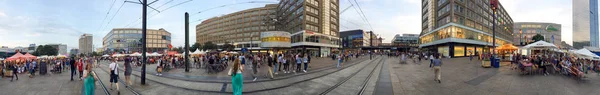 Berlin, Duitsland - juli 2016: Toeristen bezoeken Alexanderplatz. Berl — Stockfoto