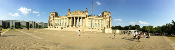 BERLIN, GERMANY - JULY 2016: Tourists visit Reichstag. Berlin at — Stock Photo, Image