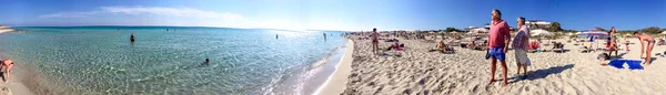 Formentera, Španělsko - červen 2015: Turisté vychutnat nádherný ostrov b — Stock fotografie