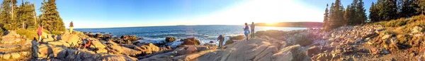 ACADIA NP, MAINE - OCTUBRE 2015: Los turistas visitan el parque nacional. A —  Fotos de Stock