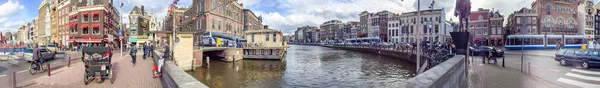 Amsterdam - April 2015: Toeristen lopen langs de stadsstraten. De ci — Stockfoto