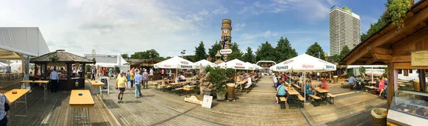 TRAVEMUNDE, ALEMANIA - JULIO 2016: Los turistas visitan el centro de la ciudad. Tra — Foto de Stock