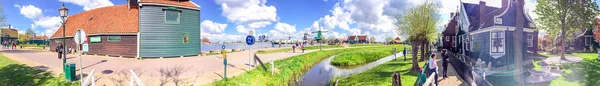 관광객 방문 famo Zaanse Schans, 네덜란드-4 월 2015: — 스톡 사진