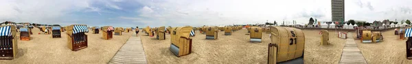 VIAJE, ALEMANIA - JULIO 2016: Los turistas disfrutan de la playa de la ciudad. Trav. —  Fotos de Stock