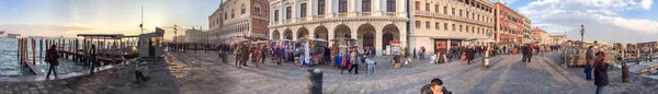 Venedig, Italien - februar 2015: touristen in st mark square, panor — Stockfoto