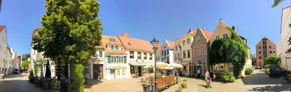 BREMEN, ALEMANIA - JULIO 2016: Los turistas visitan el centro de la ciudad. Bremen —  Fotos de Stock
