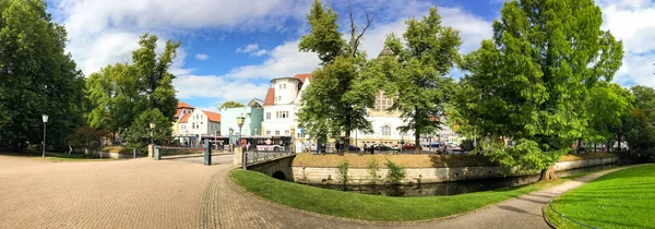 Celle, Niemcy - lipiec 2016: Turystów odwiedza centrum miasta. Celle, w — Zdjęcie stockowe