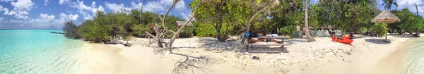 몰디브의 아름 다운 색상입니다. 전경이 있는 작은 섬입니다. — 스톡 사진