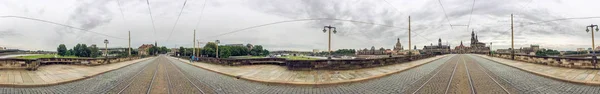 Dresden, Tyskland - juli 2016: Panoramautsikt utsikt från bron. D — Stockfoto