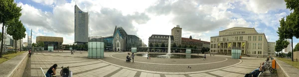 Leipzig, Tyskland - juli 2016: Turister besöker centrum. Spårvagnshållp — Stockfoto