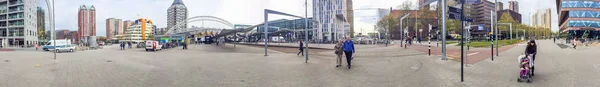 ROTTERDAM, PAÍSES BAJOS - ABRIL 2015: Turistas a lo largo de la ciudad —  Fotos de Stock