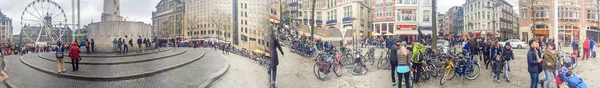 AMSTERDAM - ABRIL 2015: Los turistas caminan en la Plaza Dam. La ciudad en —  Fotos de Stock