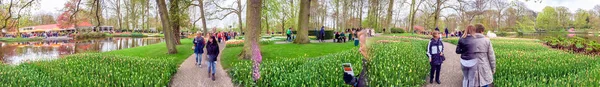 Квітковий парк Кекенхоф; Нідерланди - Квітень 2015: Туристів візиту Keukenho — стокове фото