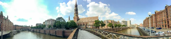 Hamburg, Duitsland - juli 2016: Toeristen bezoek stad langs de harb — Stockfoto