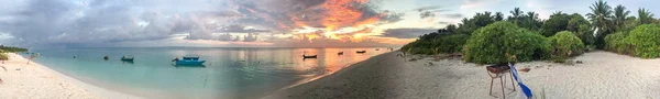 Lindas cores das Maldivas. Thoddoo é uma pequena ilha — Fotografia de Stock