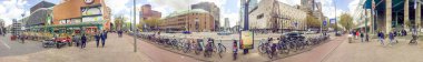 Rotterdam, Hollanda - Nisan 2015: Turist şehir ziyaret str