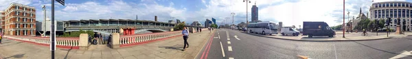 LONDON - JUNE 2015: Tourists walk along city streets, panoramic — Stock Photo, Image