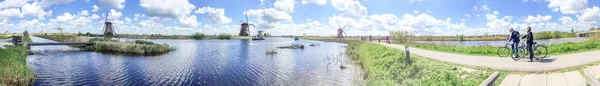 KINDERDIJK, The NETHERLANDS ஏப்ரல் 2015: சுற்றுலாப் பயணிகள் பிரபலமானவர்களைப் பார்வையிடுகின்றனர் — ஸ்டாக் புகைப்படம்