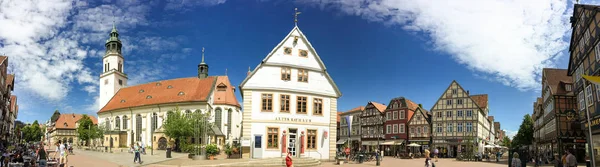 Celle, Deutschland - Juli 2016: Touristen besuchen die Innenstadt. Celle am — Stockfoto