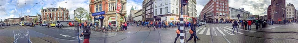 AMSTERDÃO - ABRIL 2015: Turistas caminham pelas ruas da cidade. O ci — Fotografia de Stock