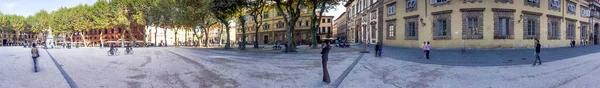 LUCCA, ITALIA - OTTOBRE 2015: Turisti lungo Piazza Napoleone. Luc. — Foto Stock