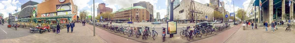 Rotterdam, Holandia - kwietnia 2015: Turystów odwiedza miasto str — Zdjęcie stockowe