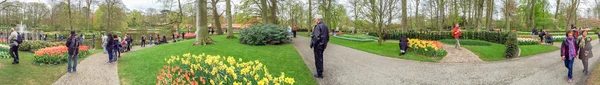 KEUKENHOF; THE NETHERLANDS - APRIL 2015: Туристы посещают Кеукенхо — стоковое фото