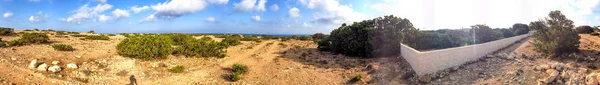 Cenário panorâmico da ilha. Pedras e areia com céu azul — Fotografia de Stock