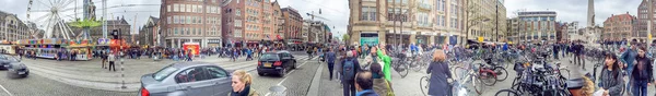AMSTERDAM - APRILE 2015: I turisti camminano in Piazza Dam. La città a — Foto Stock