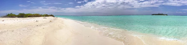 Panoramic view of beautiful maldivian beach — Stock Photo, Image