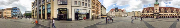 LEIPZIG, ALEMANHA - JULHO 2016: Turistas visitam o centro da cidade. Leipzi — Fotografia de Stock