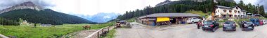 Misurina, İtalya - Ağustos 2015: Park ile güzel dağ v
