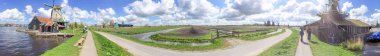 Zaanse Schans'a, Hollanda - Nisan 2015: Famo turist ziyaret