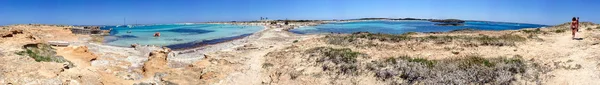 Turistas desfrutar de praia maravilhosa ilha, Formentera - Espanha — Fotografia de Stock