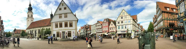 Celle, Németország - július 2016: Turista látogasson el a város központjában. A Celle — Stock Fotó
