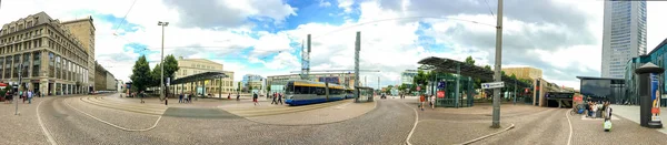 Leipzig, Tyskland - juli 2016: Turister besöker centrum. Spårvagnshållp — Stockfoto