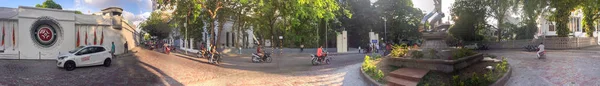 HOMBRES, MALDIVOS - MARZO 2015: Turistas a lo largo de Maldivas capital str —  Fotos de Stock