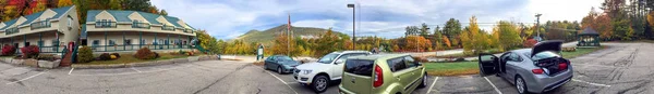 BARTLETT, NH - OCTOBER 2015: Tourrists cars parked in Bartlett. B — стоковое фото